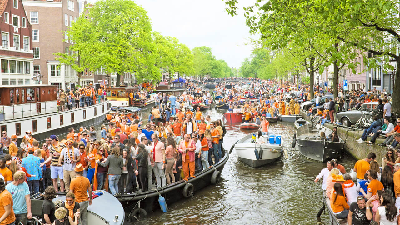 Koningsdag (Jour du Roi). Le 27 avril.