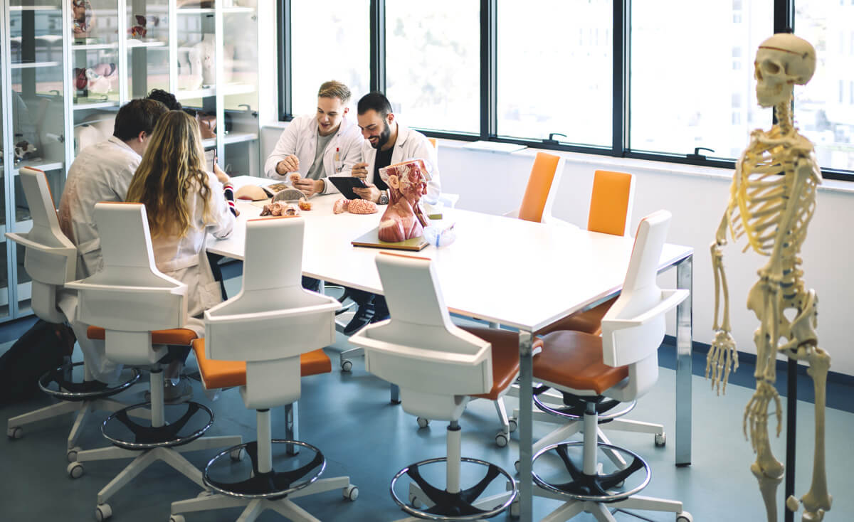 La formation est dispensée par un corps enseignant d'élite, dévoué et disponible. Des stages d'été sont organisés pour les étudiants dans une dizaine de pays