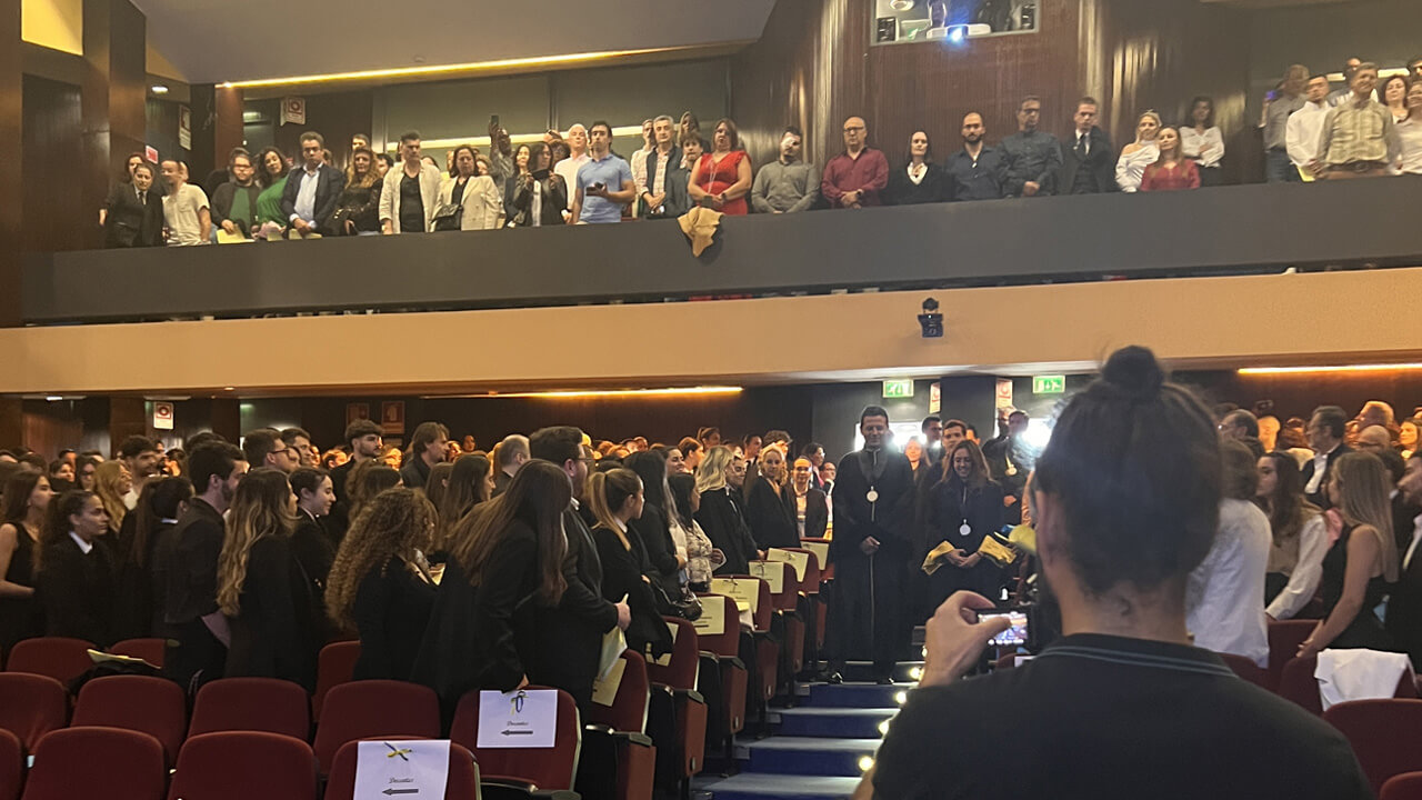 Remise des Diplômes à l'Université Egas Moniz. Une Cérémonie Émouvante et Réjouissante